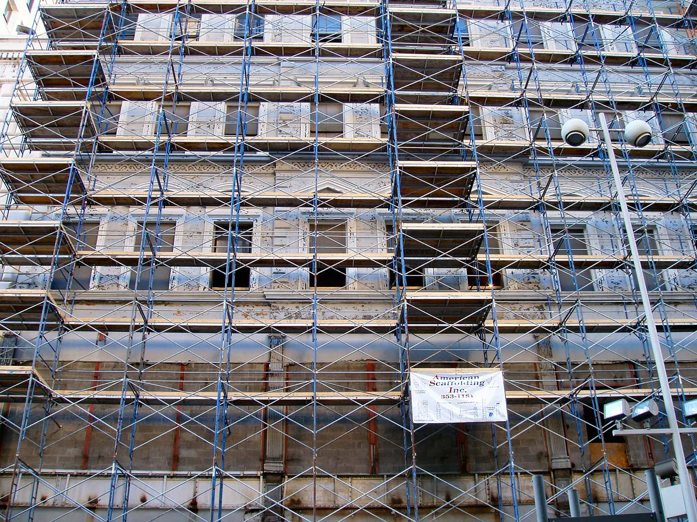 hanging scaffold safety regulations reguading wind